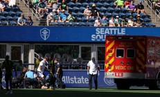 雷速体育下载:Sounders GK Stefan Frei在救护车上与机组人员对抗